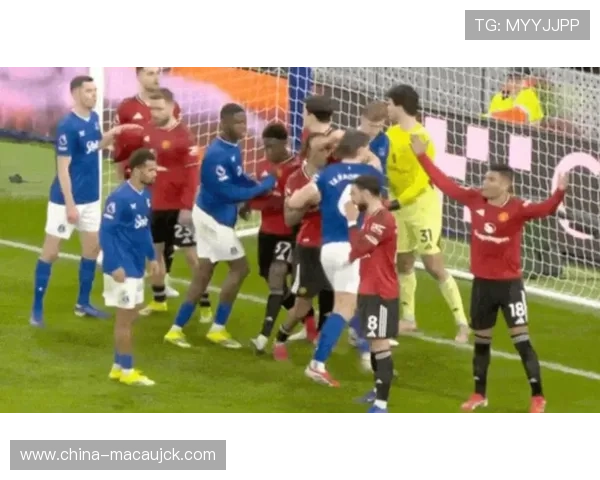 埃弗顿对阵曼联禁区推搡引争议,门将遭三人相扑式挤压 埃弗顿对阵曼联禁区推搡引争议,门将遭三人相扑式挤压